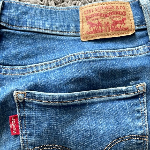 Distressed Levi’s 720 High Rise Super Skinny Jeans - Picture 4 of 8